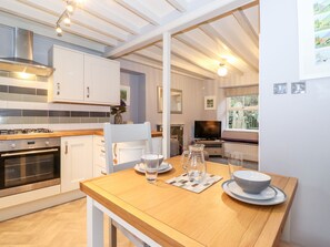 ثلاجة، غسالة أطباق، غلّاية كهربائية، محمصة خبز