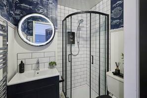 Ducha, secador de pelo, toallas, jabón