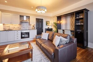 TV, lareira, escritórios