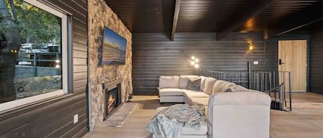 TV, fireplace
