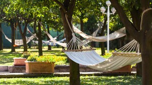 Un'amaca legata tra due alberi in un parco.