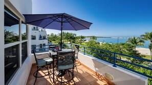 Outdoor dining - **HARBORSIDE HARMONY @ TRUMAN ANNEX** Waterfront Condo + LAST KEY SERVICES… (Key West)