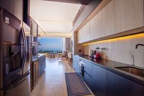 Een koelkast, een magnetron, een oven, een kookplaat