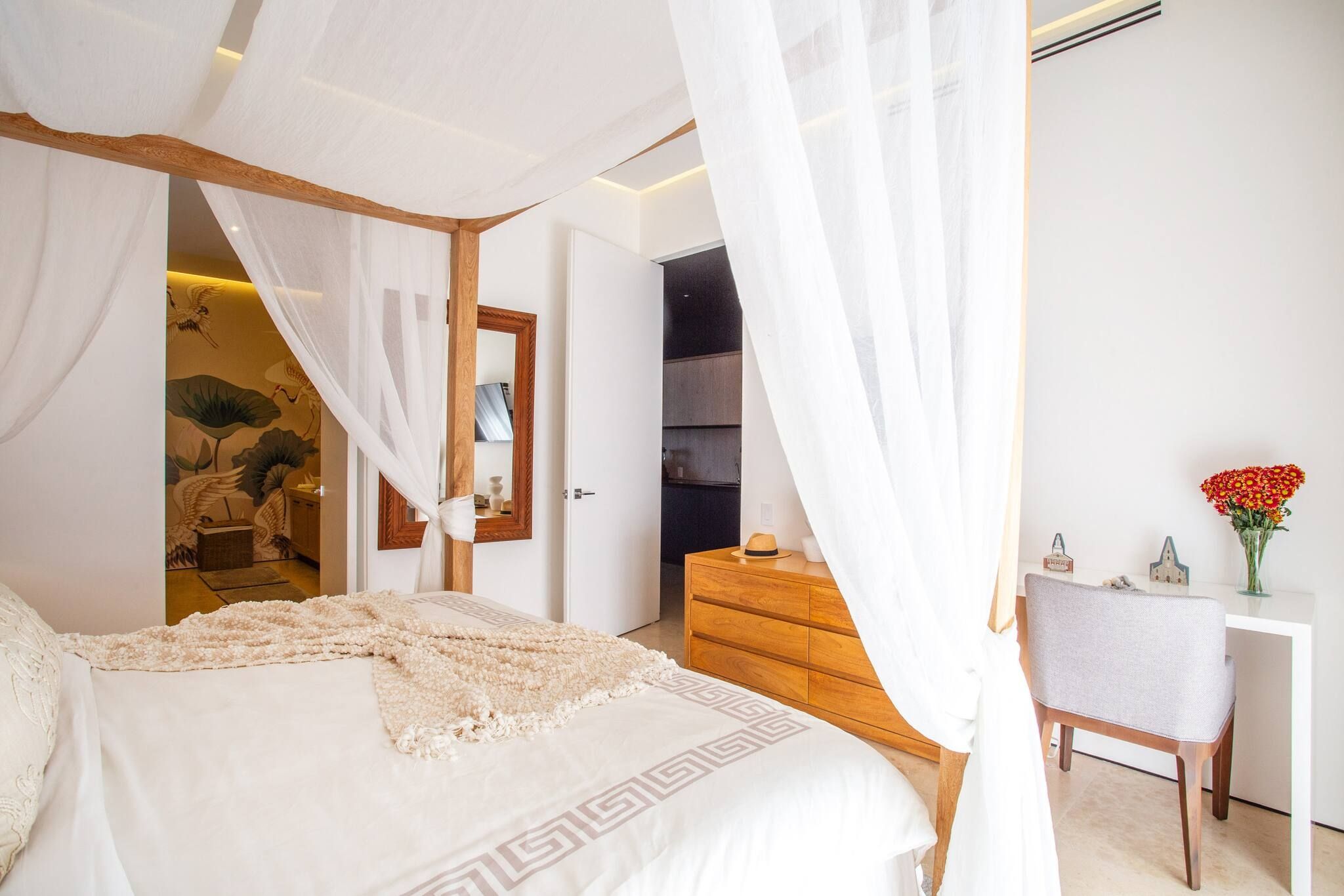 Un dormitorio con cama, mesita de noche, silla y escritorio.