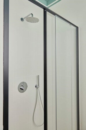 Dusche, Haartrockner, Bidet, Handtücher