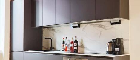 Kjøleskap, ovn, kokeplater og oppvaskmaskin