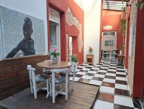 Outdoor dining - Hermosa Casona Central (Montevideo)