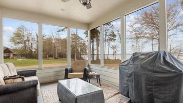 Smart TV, chimenea y monitor de computadora