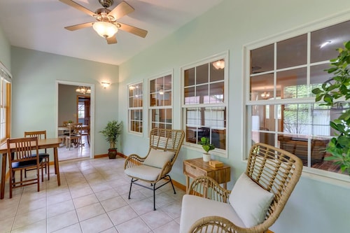 Modern Home in the Heart of Murphy, Hi-Tech Massage Chair, Jetted Tub, KING Bd!
