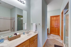 吹风机、毛巾、肥皂、洗发水