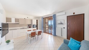 Eine moderne Wohnung mit Küche, Essbereich und Wohnzimmer.