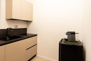 冷蔵庫、コーヒー / ティーメーカー、調理器具と食器、ダイニングテーブル