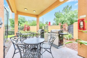 Outdoor dining - Near Disney King Bed Condo Unit - Pool & Hot Tub! (Orlando)