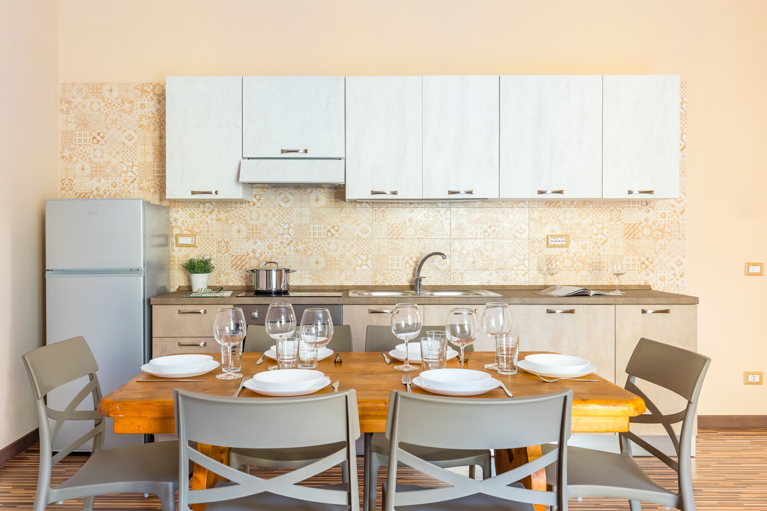 Frigorifero, forno, lavastoviglie, bollitore elettrico