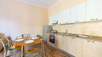 Frigorifero, forno, lavastoviglie, bollitore elettrico