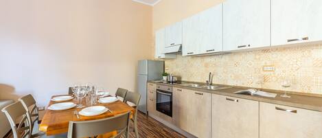 Een koelkast, een oven, een vaatwasser, een waterkoker