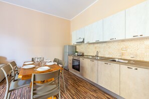 Kühlschrank, Ofen, Geschirrspüler, Wasserkocher