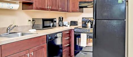 Refrigerador, microondas, placa de cocina, lavavajillas