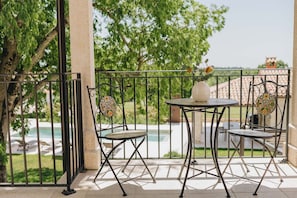 Outdoor dining - Beautiful 2 bedroom villa with large pool (Sinozici)