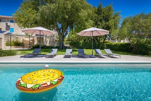 Pool - Beautiful 2 bedroom villa with large pool (Sinozici)