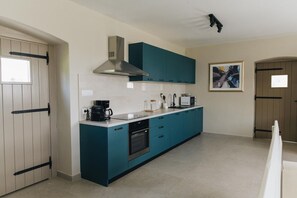 Fridge, microwave, oven, stovetop - Beautiful 2 bedroom villa with large pool (Sinozici)