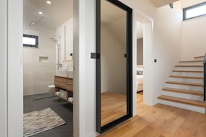 Shower, hair dryer, towels