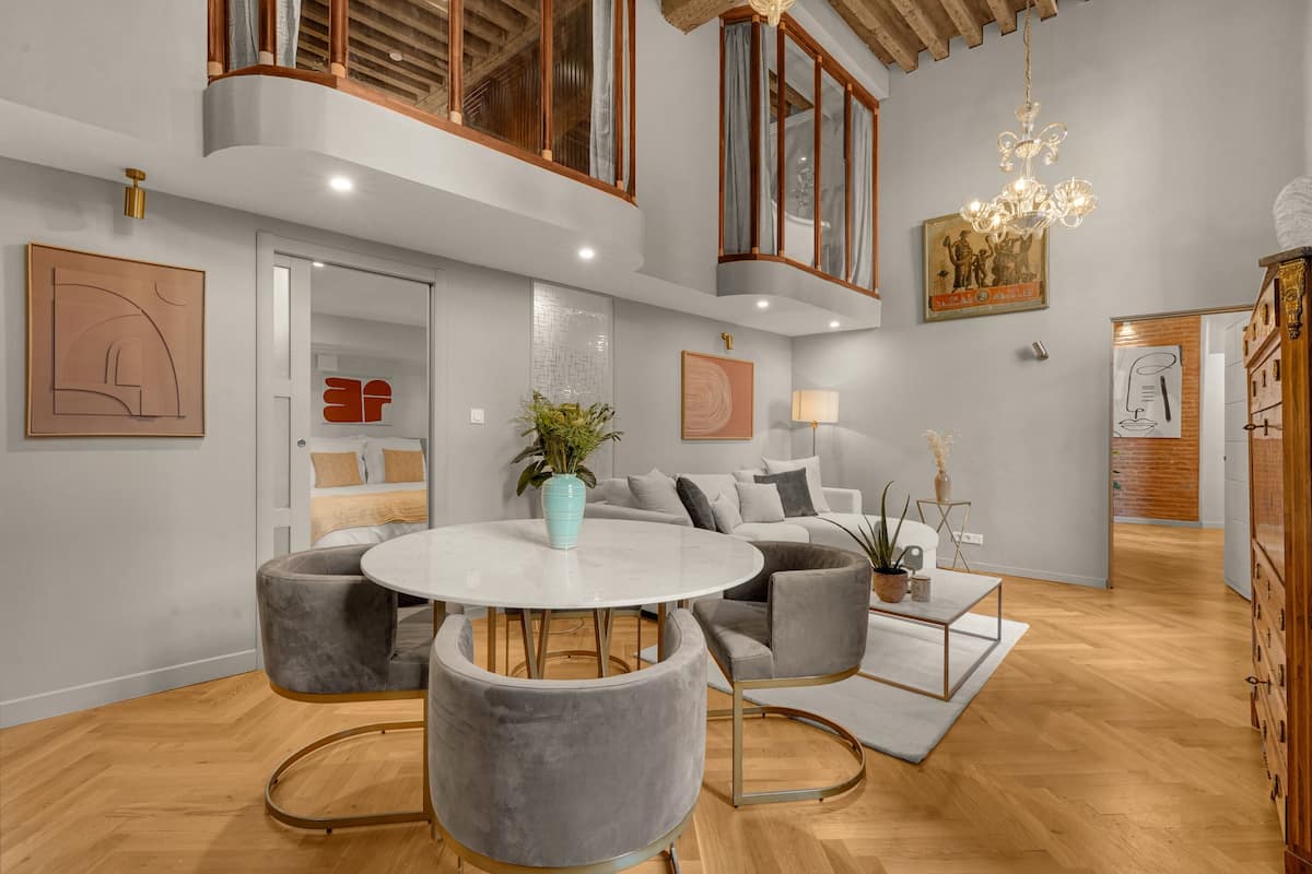 Exclusive-Penthouse, 3 Schlafzimmer, Nichtraucher, Blick auf den Innenhof | Wohnbereich | 100-cm-Flachbildfernseher mit Kabelempfang, Fernseher