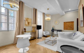 Appartement Penthouse Confort, 1 chambre | Aire de séjour | Téléviseur à écran plat de 100 cm avec télévision par cùble, téléviseur