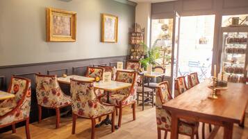 Desayuno continental diario (EUR 15 por persona)