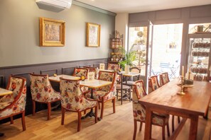 Café da manhã continental todos os dias (EUR 15 por pessoa)