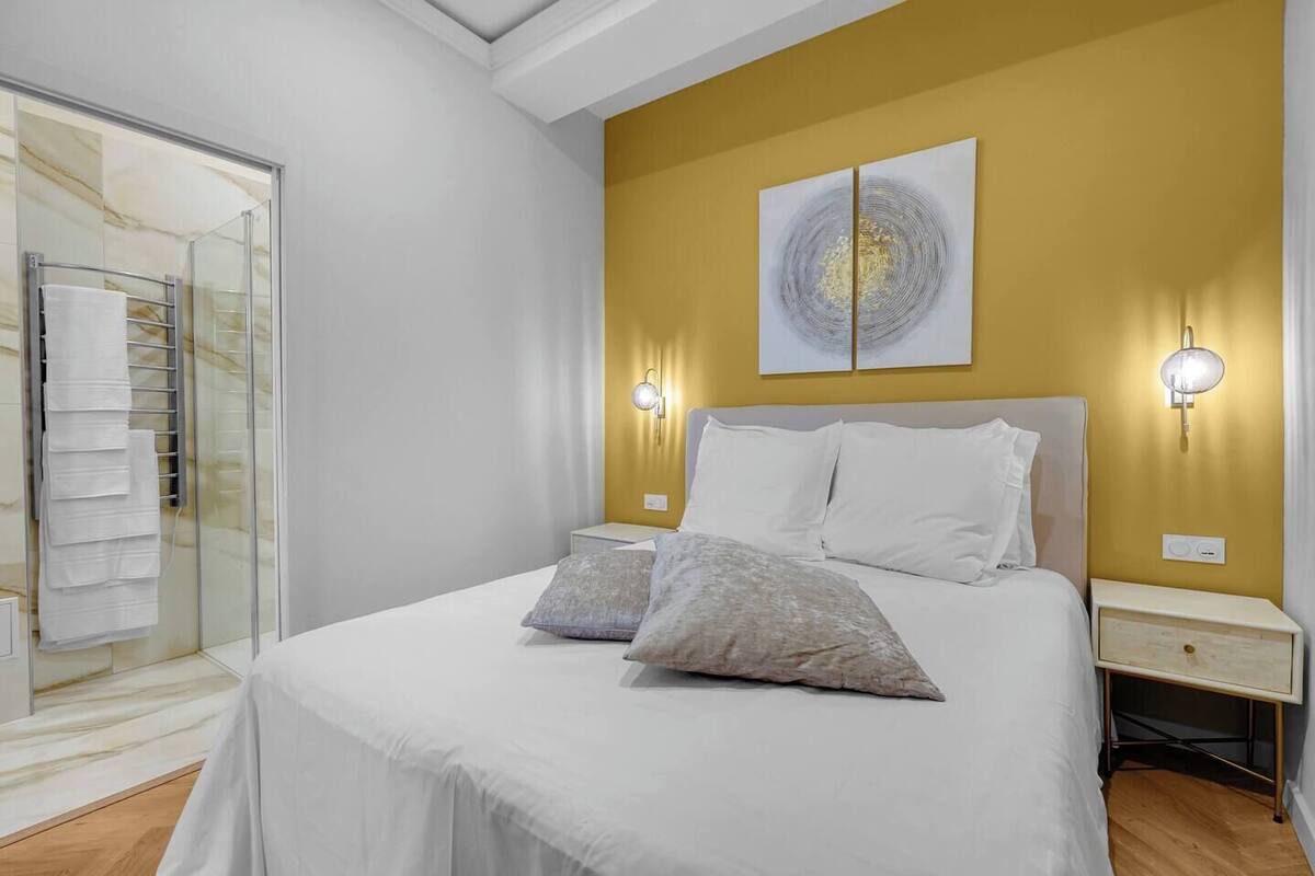 Comfort Penthouse, 1 Bedroom | Laptop workspace, iron/ironing board, WiFi (free)