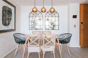 Dining - Golden Nomad 2D Barrio Italia (Ñuñoa)