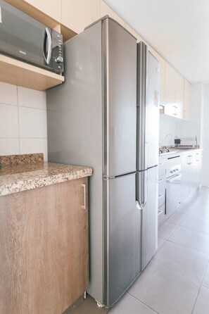 Kühlschrank, Mikrowelle, Ofen, Herdplatte