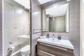 Dusche, Haartrockner, Handtücher