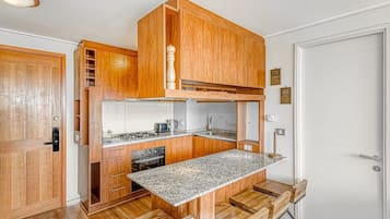 Micro-ondas, fogão, cooktop, cafeteira/chaleira