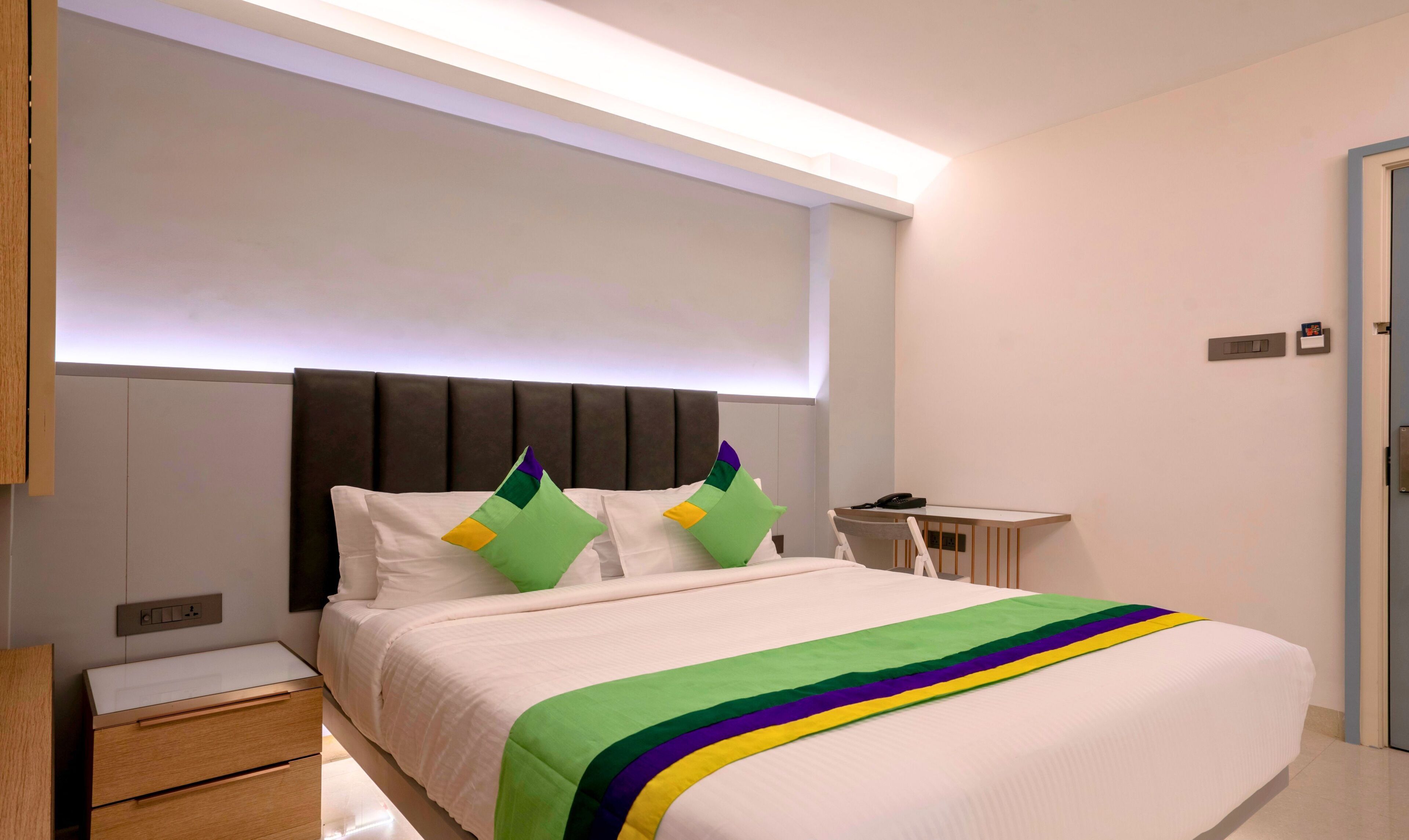 In-room safe, desk, iron/ironing board, bed sheets