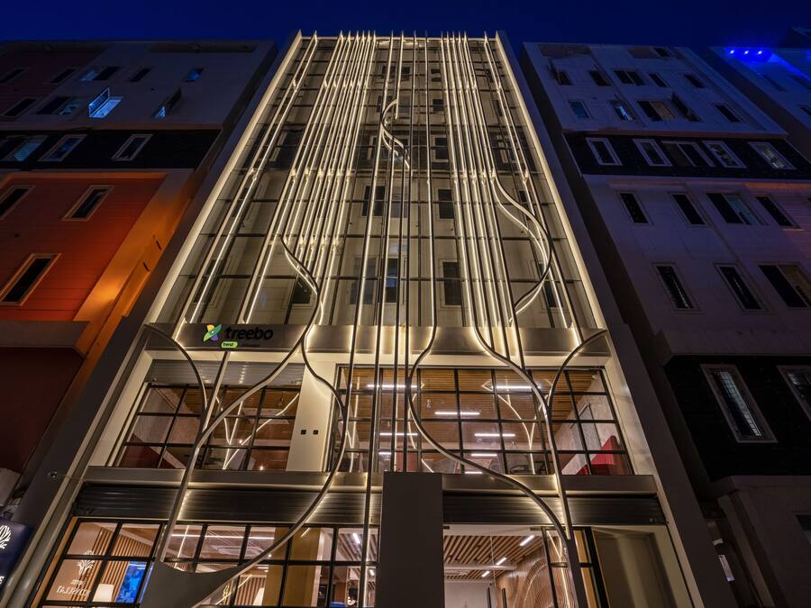 Majoituspaikan julkisivu illalla/yöllä