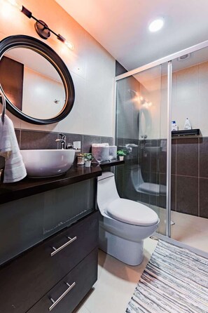 Doccia, asciugacapelli, asciugamani, sapone