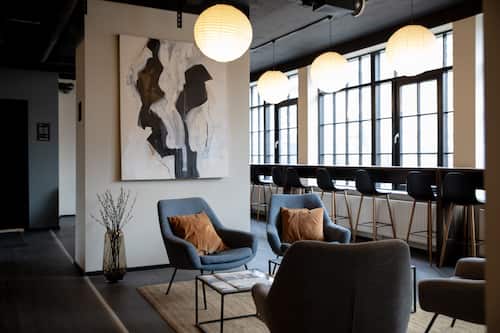Coin salon dans le hall
