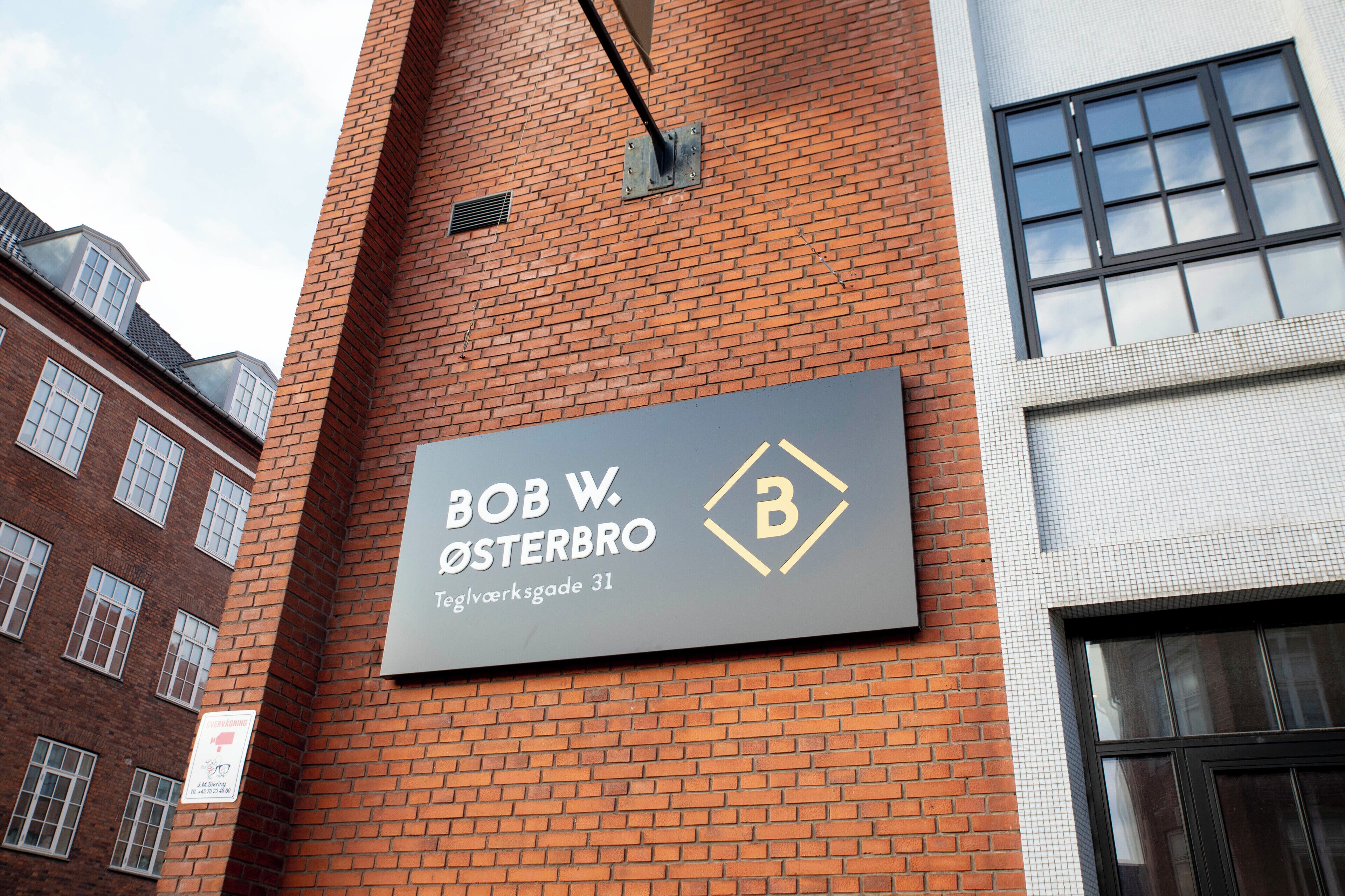Letrero con la dirección Bob W. Österbro, en Teglvarkgade 31, sobre un edificio de ladrillo.