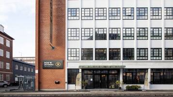 Vista frontal de la propiedad