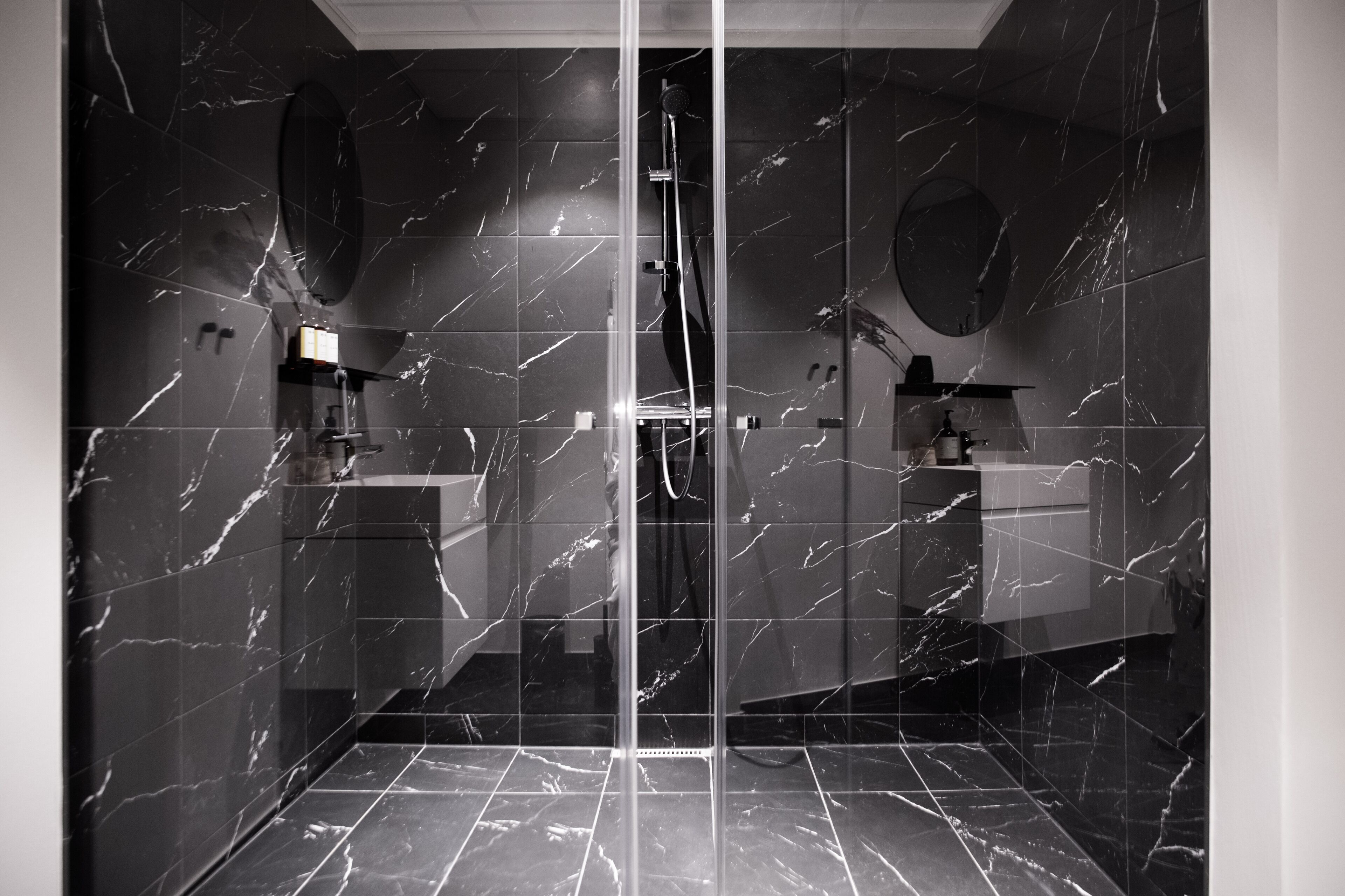 Homey Studio | Badezimmer | Dusche, umweltfreundliche Kosmetikartikel, Haartrockner, Handtücher