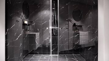 Homey Studio | Badeværelse | Bruser, miljøvenlige toiletartikler, hårtørrer, håndklæder