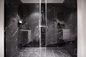 Homey Studio | 浴室 | 淋浴設備、免費盥洗用品、吹風機、毛巾