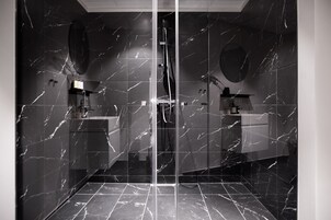 Homey Studio | Bathroom | Shower, eco-friendly toiletries, hair dryer, towels