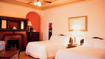 Habitación cuádruple familiar | Tabla de planchar con plancha, wifi gratis, ropa de cama