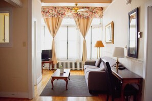 Comfort Suite, River View | Living area - Hotel Terrasse Dufferin (Québec City)