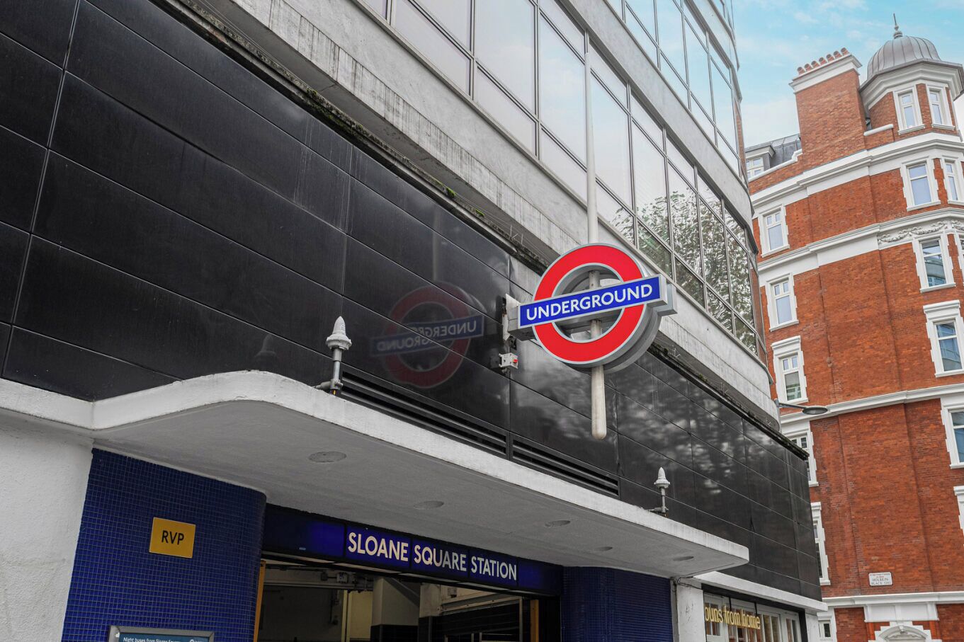 L'esterno della stazione di Sloane Square, con una chiara vista del cartello della metropolitana.