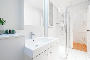 Apartamento (1 Bedroom) | Banheiro | Chuveiro, toalhas de banho, papel higiênico 