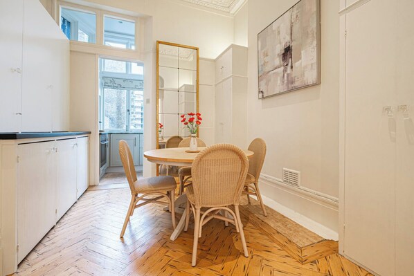 Apartment (1 Bedroom) | In-room dining